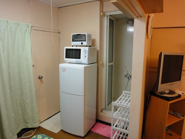Osaki204 showeroom and fridge